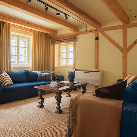 Nelis I Boutique In Old Town *